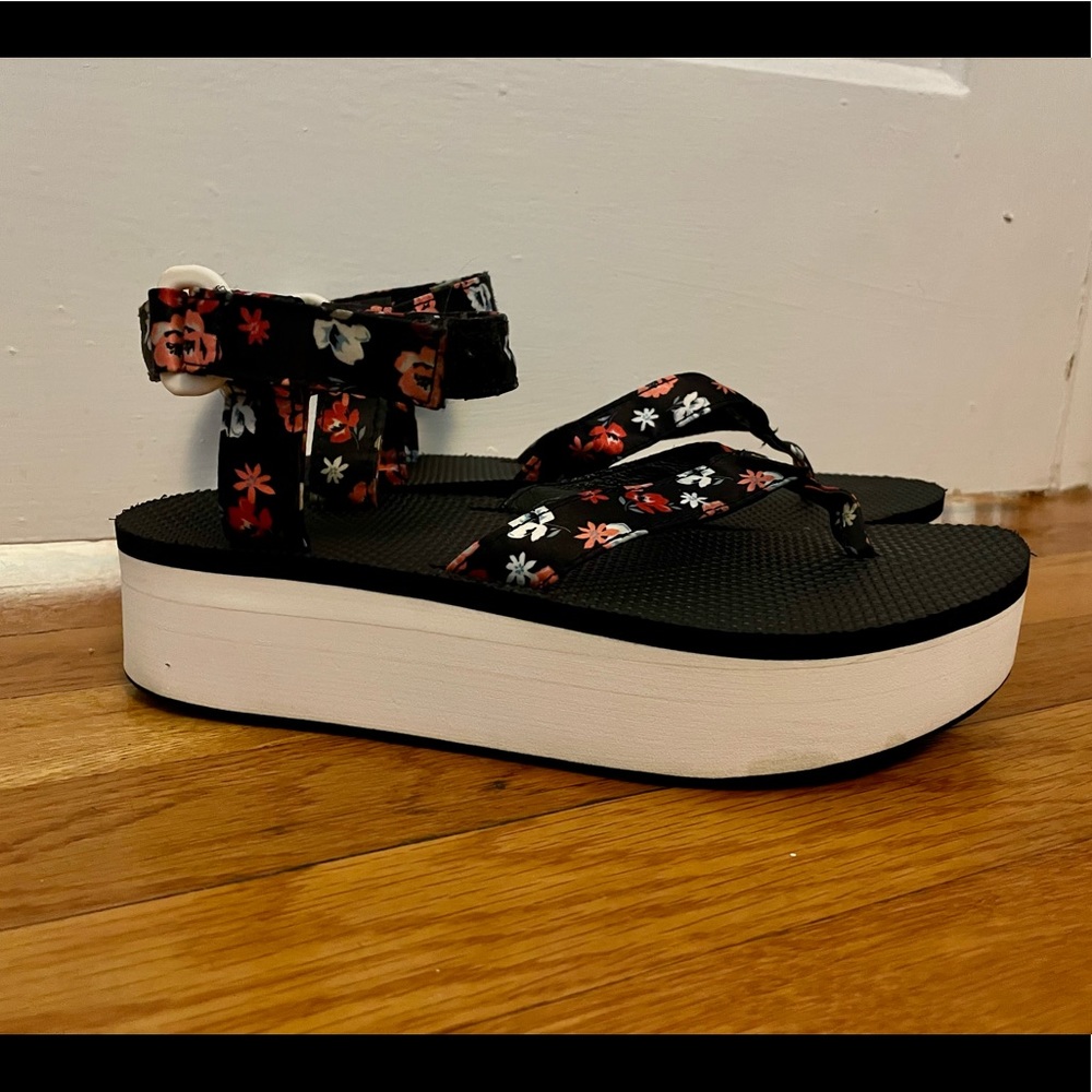 Teva platform sandals size 8
